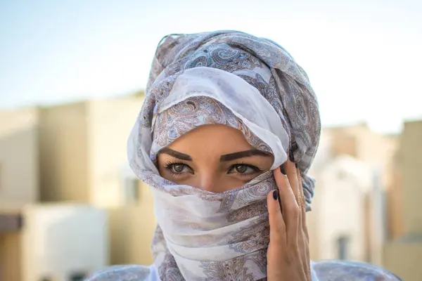 Hoofdfoto Van Moslim Meisje Gekleed Traditionele Arabische Kleding Buiten — Stockfoto