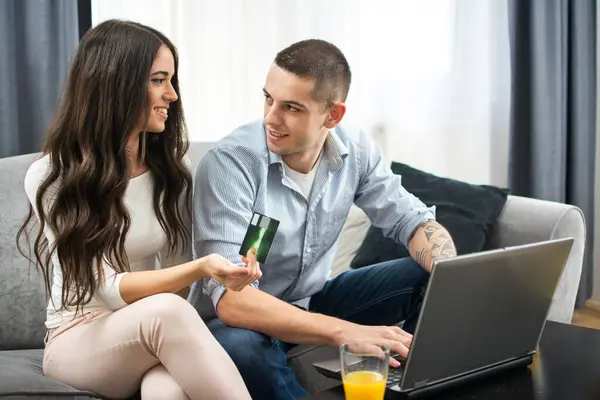 Mutlu Genç Çift Internetten Alışveriş Yapıyor — Stok fotoğraf