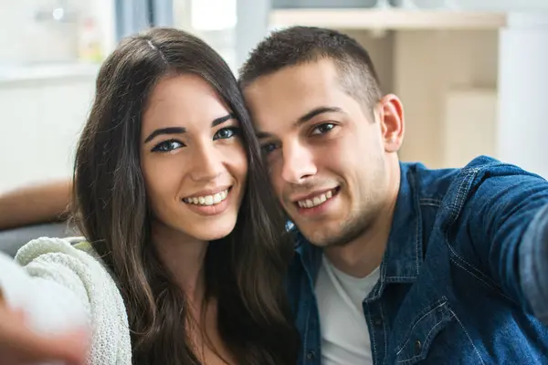 Young Couple Taking Selfie Photo — Stock Photo, Image