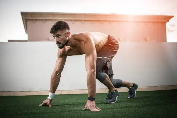 Junge Muskulöse Männer Ohne Hemd Trainieren Bevor Sie Freien Laufen — Stockfoto