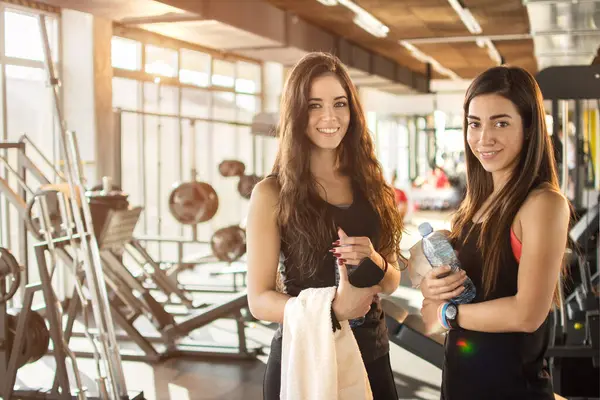 Spor salonundaki sıkı çalışmadan sonra arkadaşlar