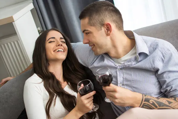 Mutlu Genç Çift Kanepede Oturuyor Evde Şarap Içiyor — Stok fotoğraf
