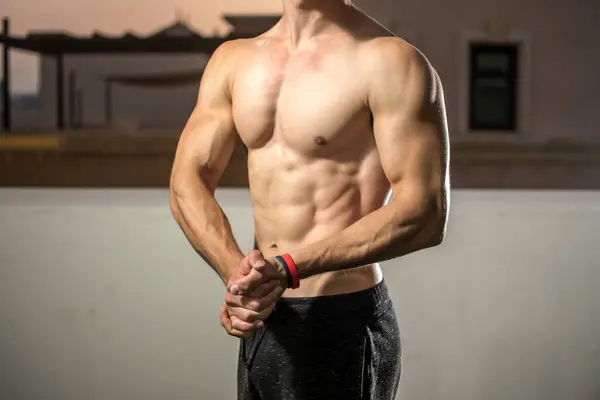 Stark Atletisk Man Visar Muskulös Kropp Och Sexpack Utomhus — Stockfoto