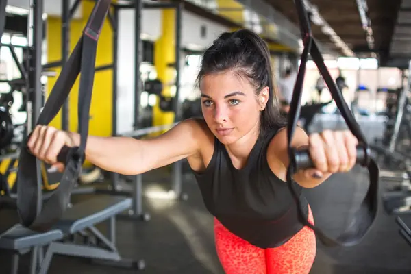Junge Frau Trainiert Fitnessstudio Spanngurten — Stockfoto