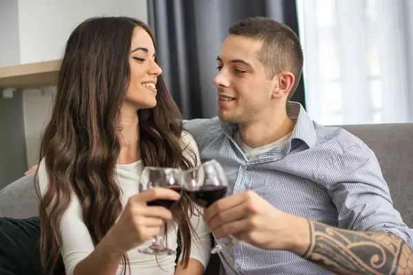 Genç Çift Birbirine Yakın Oturuyor Evde Şarabın Tadını Çıkarıyor — Stok fotoğraf