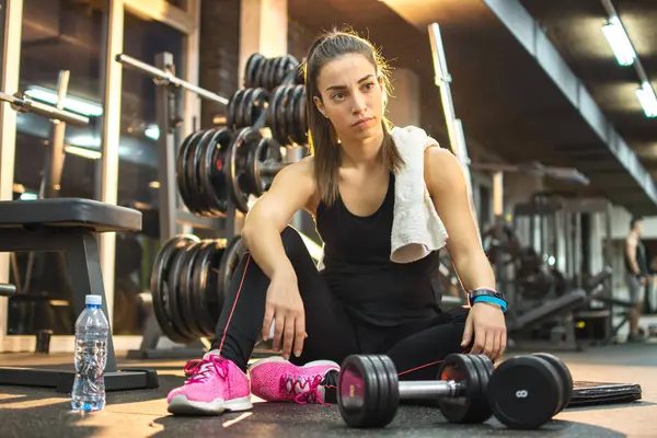 Junge Frau Macht Eine Pause Einem Fitnessstudio — Stockfoto