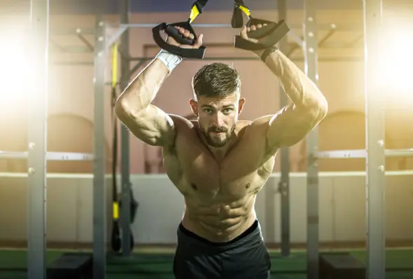 Sportlicher Mann Ohne Hemd Trainiert Mit Federbeinen Fitnessstudio — Stockfoto