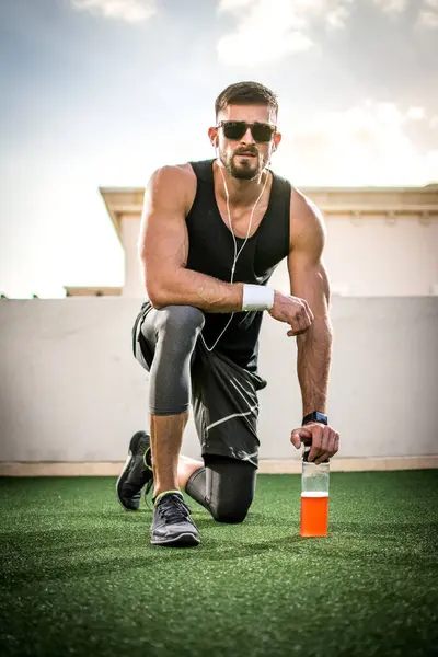 Young Muscular Man Sportswear Sunglasses Taking Break Sports Training Rooftop — Stock Photo, Image