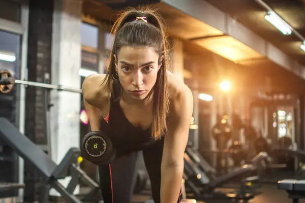 Athletische Frau Die Fitnessstudio Mit Kurzhanteln Muskeln Aufpumpt — Stockfoto