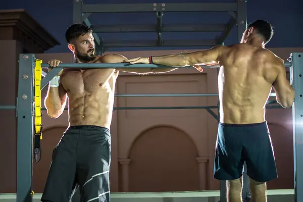 Two Athletic Shirtless Guys Workout Together Horizontal Bar Gym — Stock Photo, Image