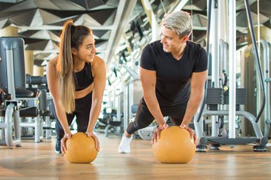 Spor kıyafetlerinde spor salonunda spor salonunda spor yaparken spor salonunda pilates yaparken. Sportif erkek ve kadın sağlık kulübünde birlikte çalışıyor..