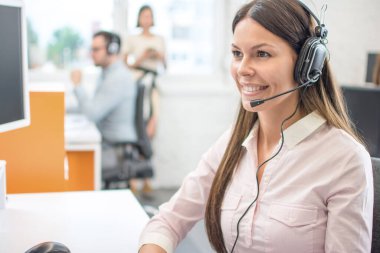 Çağrı merkezinde ücretsiz telefonla konuşan kadın servis danışmanı.