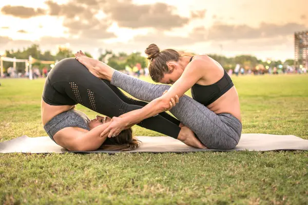 Zwei Sportliche Frauen Praktizieren Yoga Auf Gymnastikmatte Park — Stockfoto