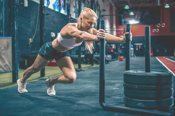 Genç Sporcu Kadın Spor Salonunda Sinsi Egzersiz Aletlerini Itiyor — Stok fotoğraf