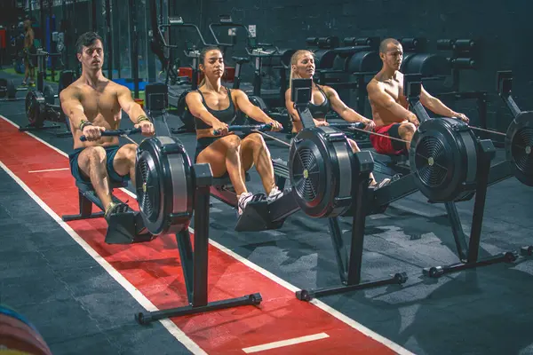 Spor Salonundaki Kürek Makinelerinde Çalışan Bir Grup Sporcu — Stok fotoğraf