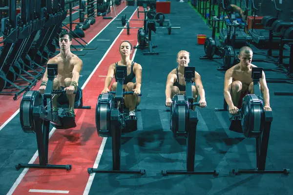 Gruppe Von Sportlern Beim Training Den Rudergeräten Fitnessstudio — Stockfoto