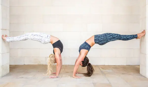 Fitness Kadını Duvara Yaslanmış Ele Tutuşuyorlar Sportif Atletik Kızlar Yoga — Stok fotoğraf