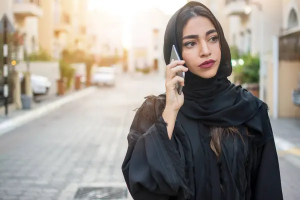 Mooie Midden Oosten Jonge Vrouw Praten Mobiele Telefoon Buiten — Stockfoto