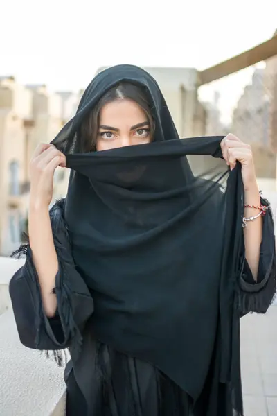 Portret Van Een Mooie Jonge Vrouw Uit Het Midden Oosten — Stockfoto