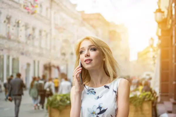 Şehir Caddesinde Cep Telefonuyla Konuşan Güzel Sarışın Kadının Portresi — Stok fotoğraf