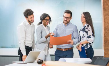 Görevdeki projeyi tartışan profesyonel mimarlar