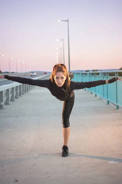 Sportliches Mädchen Balanciert Beim Abendtraining Freien Auf Einem Bein — Stockfoto
