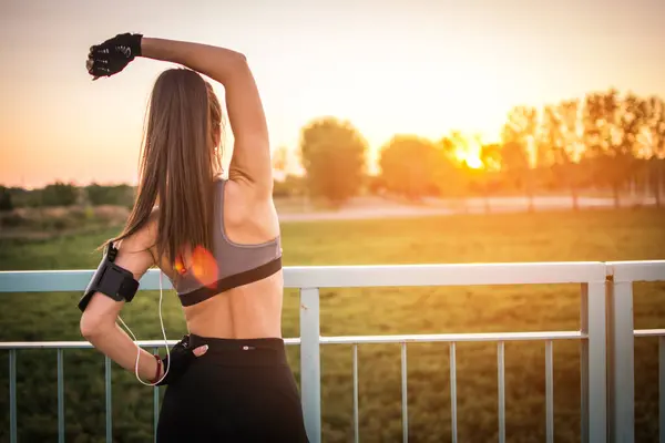 Zpět Sportovkyně Zahřívání Venku Během Krásného Západu Slunce — Stock fotografie
