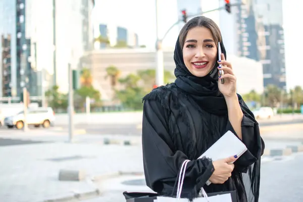 Gülümseyen Arap Kadın Şehir Caddesinde Akıllı Telefondan Konuşuyor — Stok fotoğraf