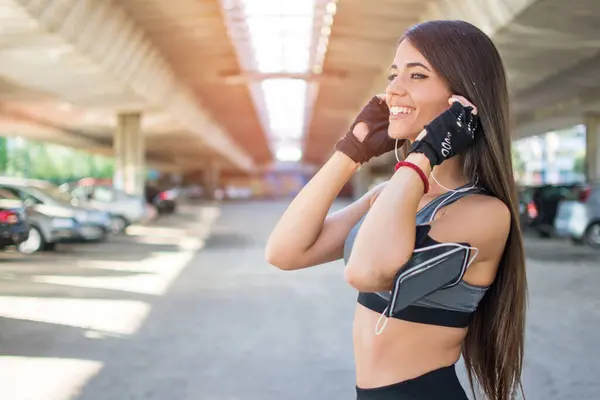Müzik Açık Havada Için Dinlerken Kulaklık Sportif Bayan — Stok fotoğraf