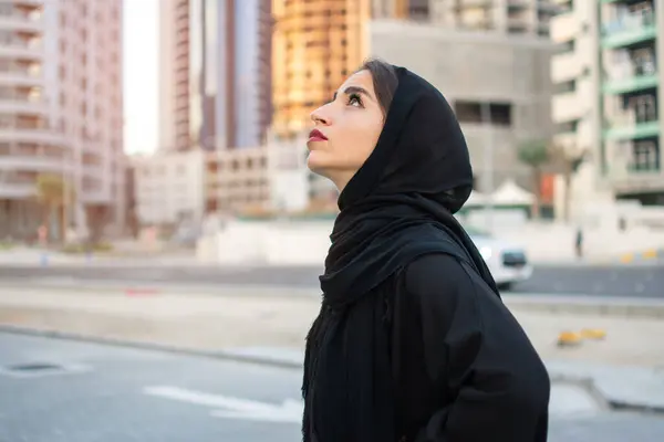 Mooie Arabische Vrouw Abaya Zoek Straat Van Stad — Stockfoto