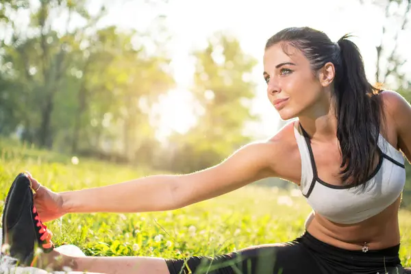 Young Woman Exercising Outdoors Stretching One Her Legs — Stock Photo, Image