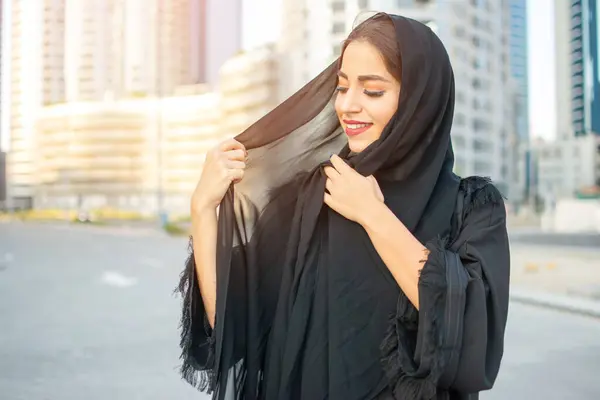 Retrato Bela Mulher Oriente Médio Vestindo Abaya Rua — Fotografia de Stock