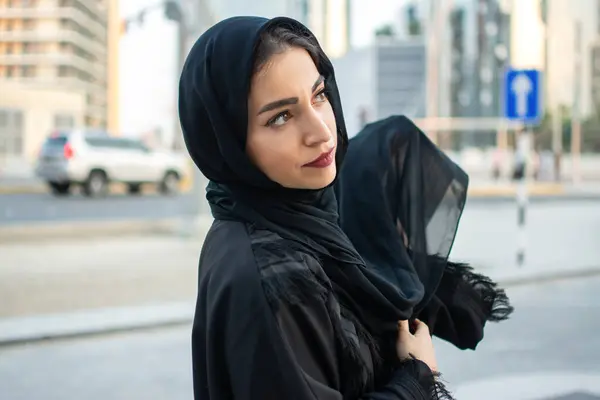 Portret Van Een Mooie Vrouw Uit Het Midden Oosten Een — Stockfoto
