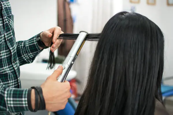 Bir Kuaföre Yaklaş Uzun Siyah Saçlı Ütülü — Stok fotoğraf