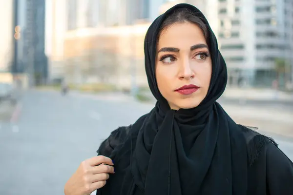Portret Van Een Mooie Vrouw Uit Het Midden Oosten Die — Stockfoto