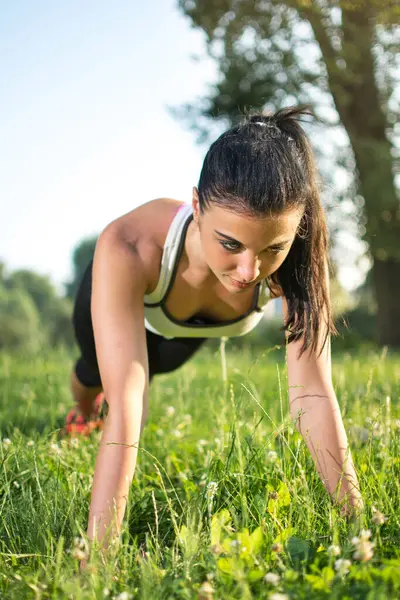 Young Woman Doing Push Ups Green Grass — Stock Photo, Image