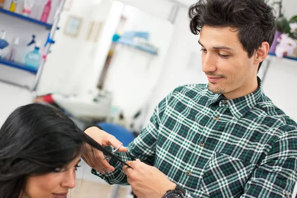 ハサミで髪を切る若い男性の美容師 — ストック写真