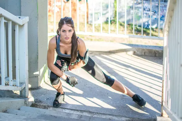 Sportovní Dívka Dělá Laterální Výpad Cvičení Venku — Stock fotografie