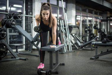 Spor salonunda çalışan genç bir kadın..