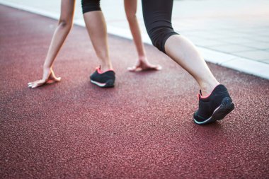 Genç bayan koşucu ayakları rayına oturdu. Spor ayakkabısına odaklan.