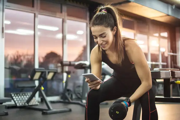 Young Woman Using Phone Gym — Stock Photo, Image