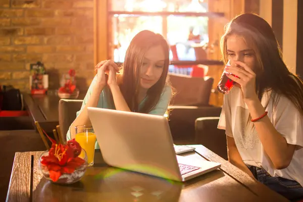 Nastolatki Korzystające Laptopa Kawiarni — Zdjęcie stockowe