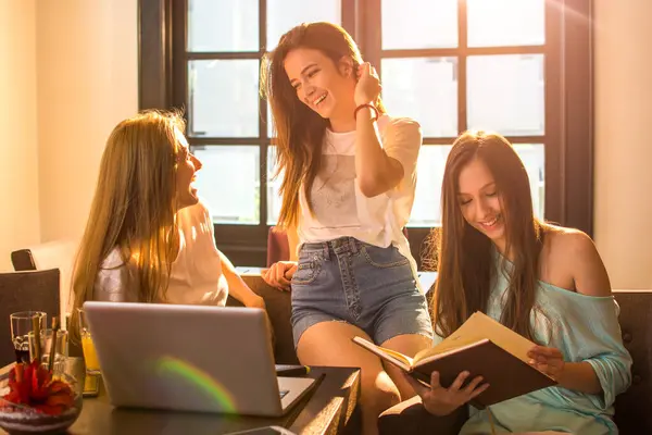 Grupo Três Meninas Adolescentes Fazendo Uma Pausa Estudar Casa — Fotografia de Stock