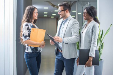 İş adamları ofis salonunda gayri resmi toplantı yapıyorlar..