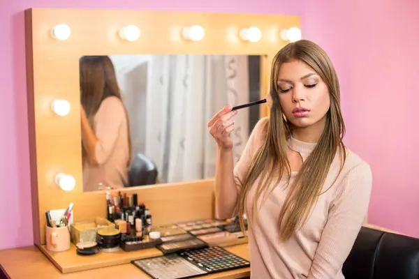 Hermosa Joven Aplicación Maquillaje Cerca Del Espejo — Foto de Stock