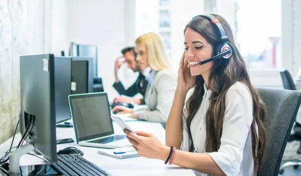 Ofiste Telefon Kullanan Kulaklıklı Arkadaş Canlısı Bayan Müşteri Destek Operatörü — Stok fotoğraf