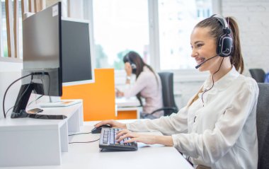 dost müşteri ofiste çalışan survice.