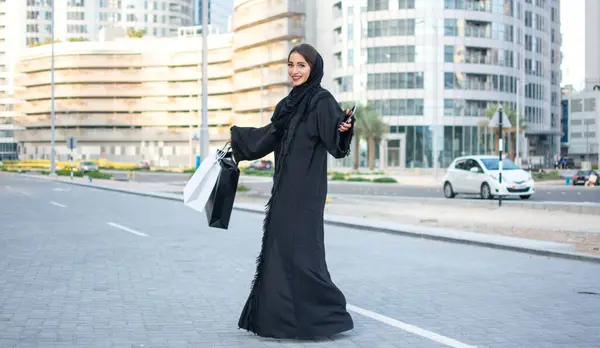 Veselý Střední Východ Arabská Žena Drží Nákupní Tašky Mobilní Telefon — Stock fotografie