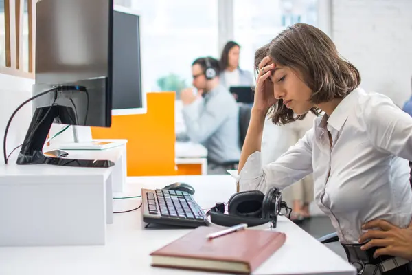 Młoda Bizneswoman Cierpiąca Ból Głowy Przed Komputerem Biurze — Zdjęcie stockowe