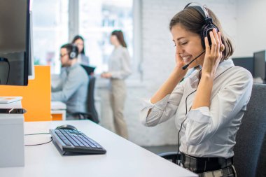 Modern ofis işyerindeki gülümseyen kadın müşteri destek operatörünün portresi.